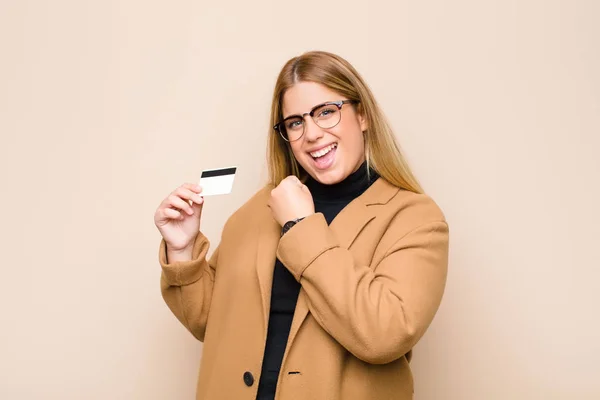 Jovem Loira Sentindo Feliz Positiva Bem Sucedida Motivada Enfrentar Desafio — Fotografia de Stock