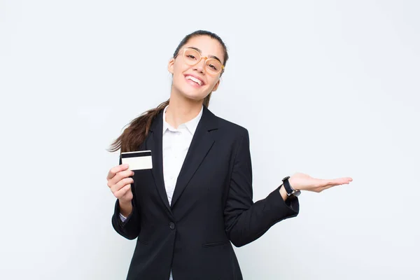Junge Geschäftsfrau Lächelt Fröhlich Fühlt Sich Glücklich Und Zeigt Ein — Stockfoto
