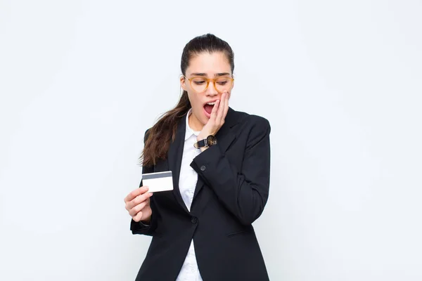 Junge Geschäftsfrau Die Schockiert Und Verängstigt Ist Mit Offenem Mund — Stockfoto