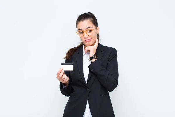 Joven Empresaria Pensando Sintiéndose Dudosa Confundida Con Diferentes Opciones Preguntándose —  Fotos de Stock