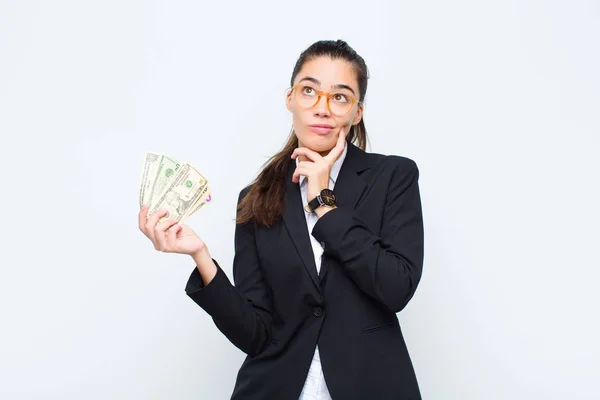 Jonge Zakenvrouw Denken Zich Twijfelachtig Verward Voelen Met Verschillende Opties — Stockfoto