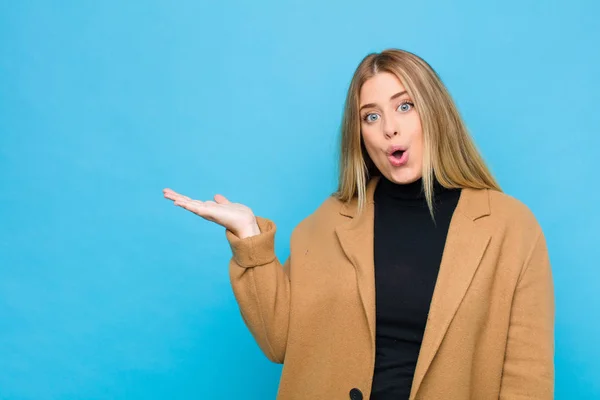 Young Blonde Woman Looking Surprised Shocked Jaw Dropped Holding Object — 스톡 사진