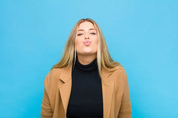 Jong Blond Vrouw Drukken Lippen Samen Met Een Schattig Leuk — Stockfoto