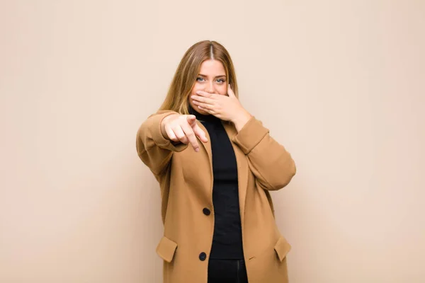 Joven Rubia Riéndose Apuntando Cámara Burlándose Burlándose Contra Pared Plana — Foto de Stock