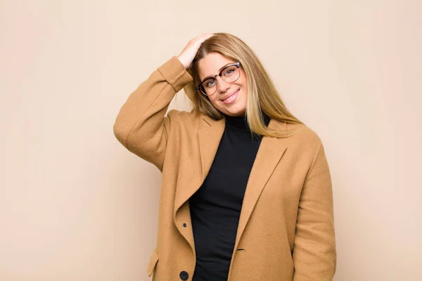 Young Blonde Woman Smiling Cheerfully Casually Taking Hand Head Positive — 스톡 사진