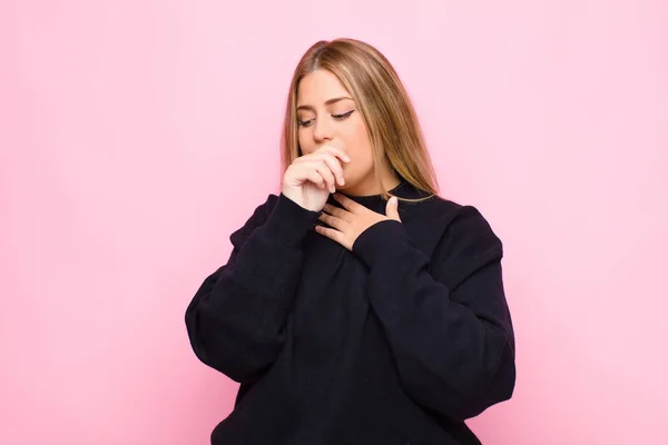 Jovem Loira Sentindo Mal Com Uma Dor Garganta Sintomas Gripe — Fotografia de Stock