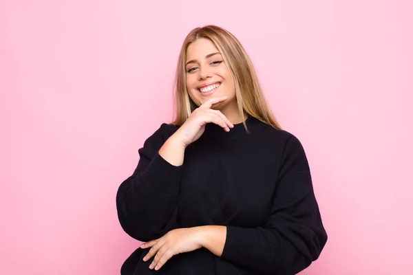 Ung Blond Kvinne Smiler Nyter Livet Føler Seg Lykkelig Vennlig – stockfoto