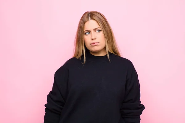 Giovane Donna Bionda Che Sente Triste Sconvolta Arrabbiata Guarda Una — Foto Stock