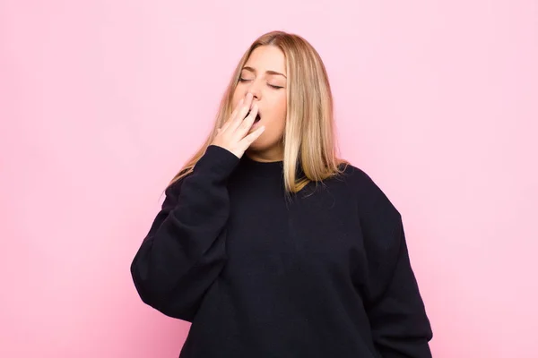 Jovem Loira Bocejando Preguiçosamente Início Manhã Acordando Olhando Sonolento Cansado — Fotografia de Stock