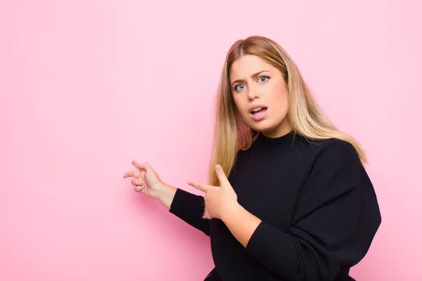 Young Blonde Woman Feeling Shocked Surprised Pointing Copy Space Side — 스톡 사진
