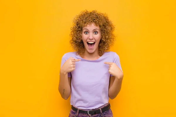 Jonge Afro Vrouw Zich Gelukkig Verrast Trots Voelen Wijzend Naar — Stockfoto