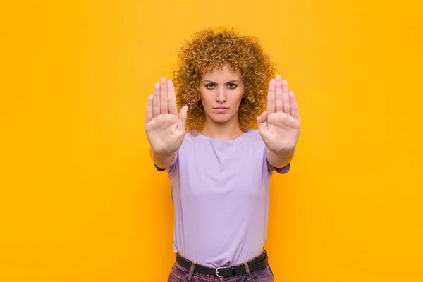 Jovem Afro Mulher Olhando Sério Infeliz Irritado Descontente Proibindo Entrada — Fotografia de Stock