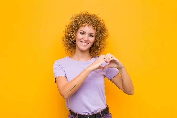 Jovem Afro Mulher Sorrindo Sentindo Feliz Bonito Romântico Apaixonado Fazendo — Fotografia de Stock