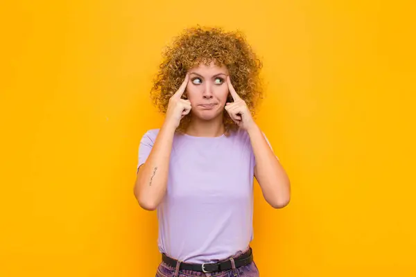 Jonge Afro Vrouw Zoek Geconcentreerd Denken Hard Een Idee Verbeelden — Stockfoto