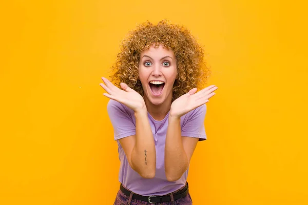 Giovane Donna Afro Sentirsi Scioccato Eccitato Ridendo Stupito Felice Causa — Foto Stock