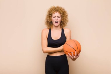 Genç afro bir kadın endişeli, hasta, hasta ve mutsuz, karın ağrısı ya da grip sporu konsepti yaşıyor.