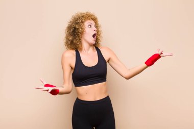 Genç afro kadın opera yapıyor veya konserde şarkı söylüyor, romantik, sanatsal ve tutkulu spor konsepti hissediyor.