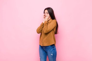 Genç, güzel bir kadın korkmuş ya da utanmış hissediyor. Gözleri yarı kapalı pembe duvarlara bakıyor ya da gözetliyor.