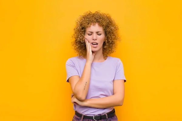 Young Afro Woman Holding Cheek Suffering Painful Toothache Feeling Ill — ストック写真