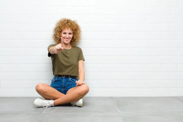 Jovem Afro Mulher Sorrindo Orgulhosa Confiantemente Fazendo Número Pose Triunfante — Fotografia de Stock