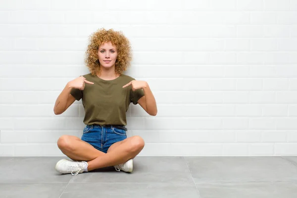 Giovane Donna Afro Dall Aspetto Orgoglioso Positivo Casual Punta Petto — Foto Stock