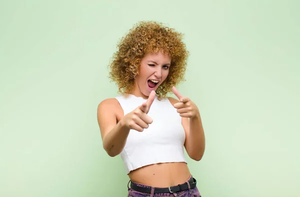 Joven Afro Mujer Sintiéndose Feliz Fresco Satisfecho Relajado Exitoso Apuntando — Foto de Stock