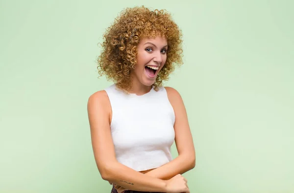 Jong Afro Vrouw Met Een Grote Vriendelijke Zorgeloze Glimlach Kijken — Stockfoto