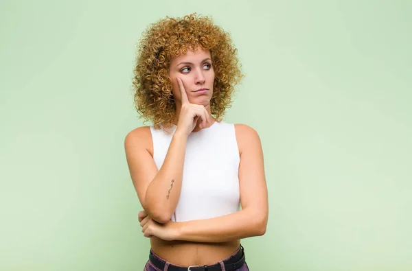 Jeune Femme Afro Regard Concentré Demandant Avec Une Expression Douteuse — Photo