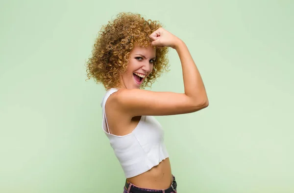 Young Afro Woman Feeling Happy Satisfied Powerful Flexing Fit Muscular — 스톡 사진