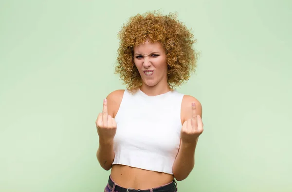 Jonge Afro Vrouw Die Zich Provocerend Agressief Obsceen Voelt Middelvinger — Stockfoto