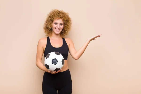 Jovem Afro Mulher Sorrindo Orgulhosa Confiante Sentindo Feliz Satisfeito Mostrando — Fotografia de Stock