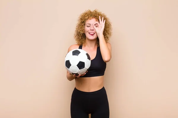 Jovem Afro Mulher Sorrindo Alegremente Com Cara Engraçada Brincando Olhando — Fotografia de Stock