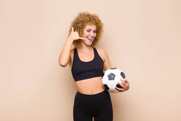 Joven Afro Mujer Sonriendo Alegremente Apuntando Cámara Mientras Hace Una —  Fotos de Stock