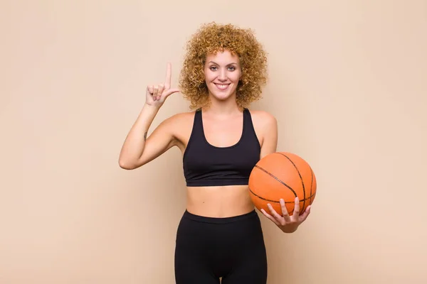 Mladá Afro Žena Vesele Šťastně Usmívá Ukazuje Vzhůru Jednou Rukou — Stock fotografie