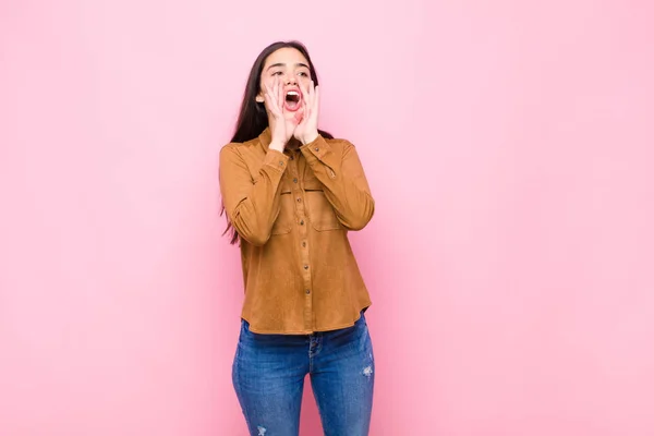 Ung Vacker Kvinna Känner Sig Glad Upphetsad Och Positiv Ger — Stockfoto