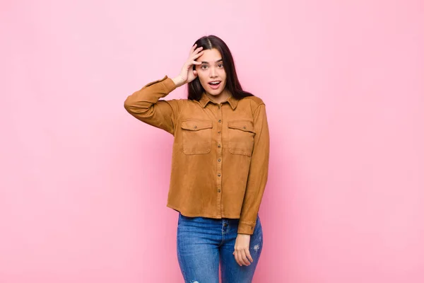 Jovem Bonita Mulher Olhando Feliz Surpreso Surpreso Sorrindo Percebendo Incrível — Fotografia de Stock