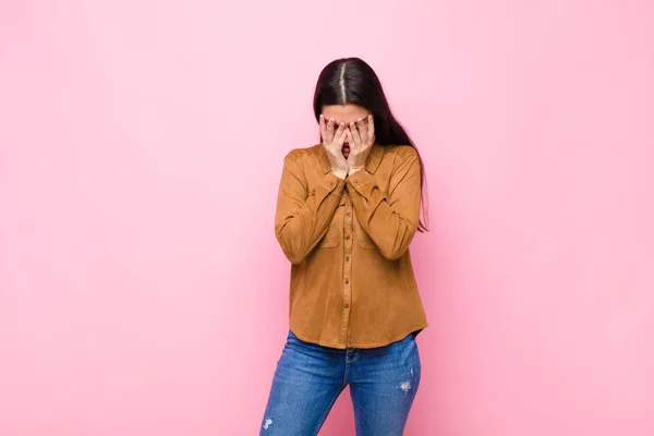 Jovem Bonita Mulher Sentindo Triste Frustrado Nervoso Deprimido Cobrindo Rosto — Fotografia de Stock