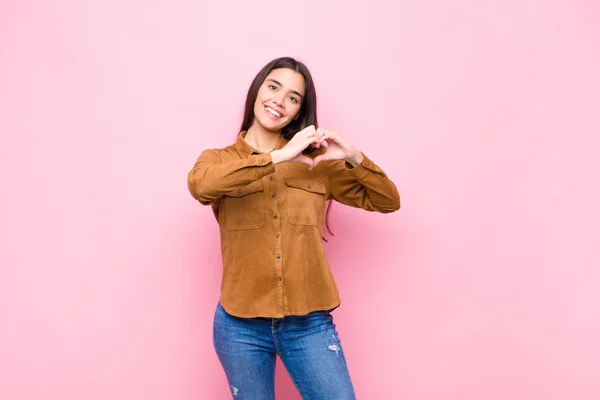 Giovane Bella Donna Sorridente Sentirsi Felice Carino Romantico Innamorato Rendendo — Foto Stock