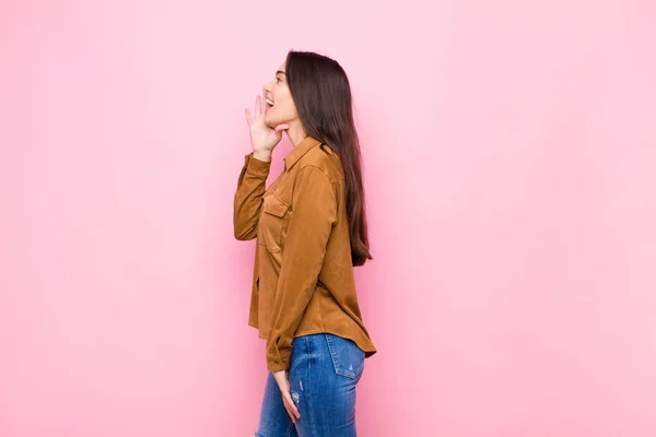 Jovem Bonita Vista Perfil Mulher Olhando Feliz Animado Gritando Chamando — Fotografia de Stock