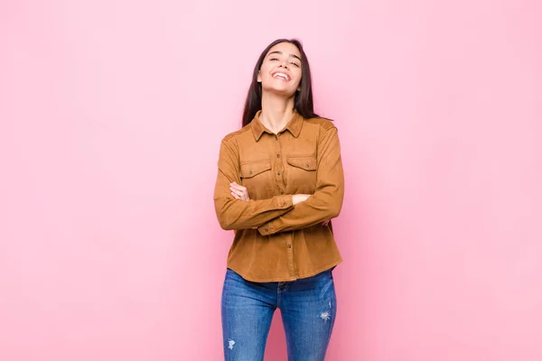 Jovem Mulher Bonita Rindo Feliz Com Braços Cruzados Com Uma — Fotografia de Stock