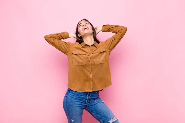 Jovem Mulher Bonita Sorrindo Sentindo Relaxado Satisfeito Despreocupado Rindo Positivamente — Fotografia de Stock