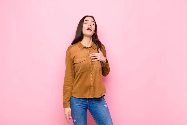 Jovem Mulher Bonita Sentindo Chocado Surpreso Sorrindo Tomando Mão Coração — Fotografia de Stock