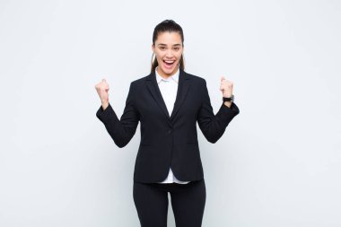 Genç, güzel bir kadın şok olmuş, heyecanlı ve mutlu, gülüyor ve başarıyı kutluyor, vay canına! iş kavramı