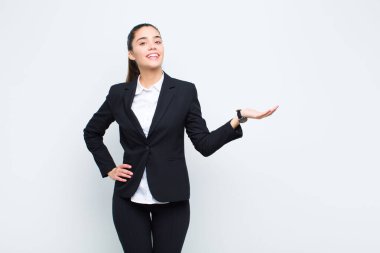 Genç, güzel bir kadın gülümsüyor, kendinden emin, başarılı ve mutlu hissediyor, fotokopi alanındaki konsepti veya fikri yan iş konseptinde gösteriyor