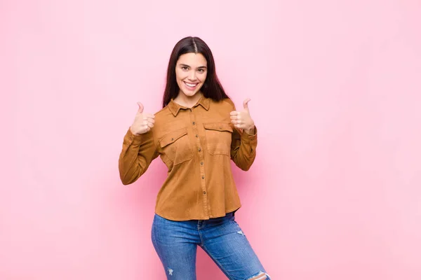 Joven Bonita Mujer Sonriendo Ampliamente Buscando Feliz Positivo Seguro Exitoso —  Fotos de Stock