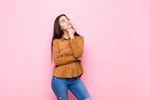 Jovem Mulher Bonita Sentindo Pensativo Imaginando Imaginando Ideias Sonhando Acordado — Fotografia de Stock