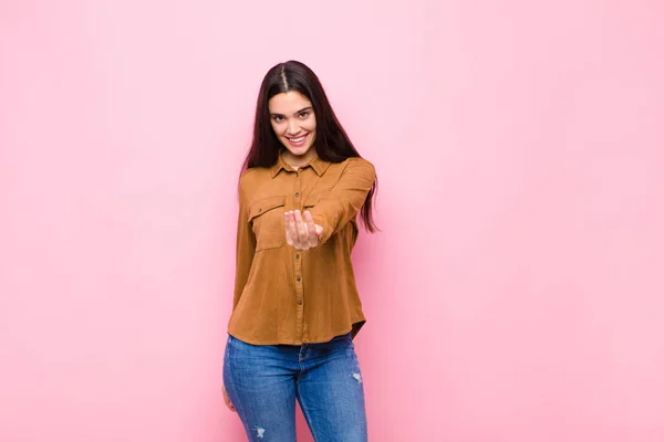 Jovem Bonita Mulher Sentindo Feliz Bem Sucedido Confiante Enfrentando Desafio — Fotografia de Stock