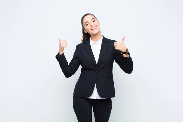 Ung Vacker Kvinna Ler Glatt Och Ser Glad Känner Sig — Stockfoto