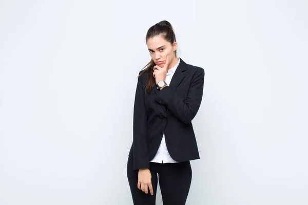 Young Pretty Woman Looking Serious Thoughtful Distrustful One Arm Crossed — Stock Photo, Image