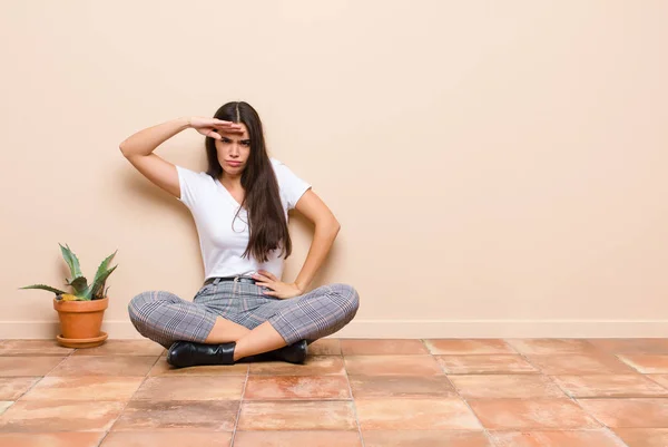 Jonge Mooie Vrouw Kijken Verbijsterd Verbaasd Met Hand Het Voorhoofd — Stockfoto